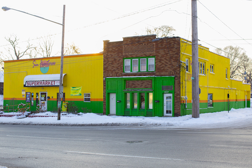 Outside of Sin Fronteras