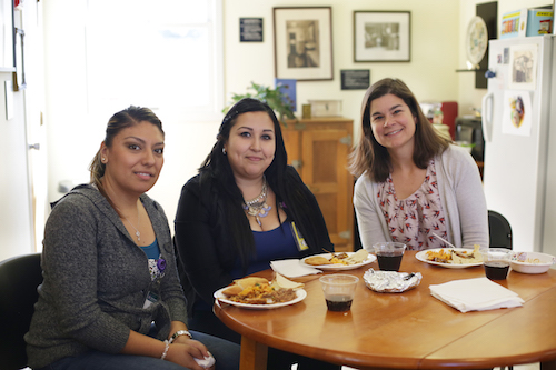 Las empleadas de la Asociación del Vecindario Roosevelt, de izquierda a derecha, Elizabeth Llamas, Rocío Rodriguez y Amy Brower.