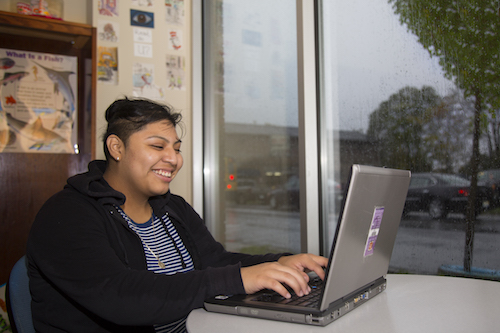 A Erica practica la computación en la Biblioteca Cook.
