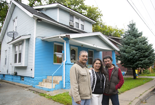 Veronica Quintino-Aranda con su padre Abel Quintino y su esposo Jose Aranda afuera de la casa donde ella crecion en la calle Cordelia.
