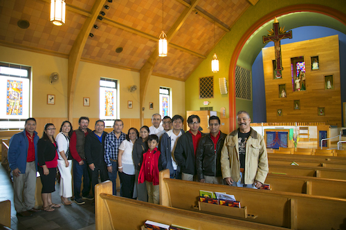 Agunos de los feligreces de lglesia San Jose Obrero dentro del nuevo edificio Obrero ubicado en la 3138 en la avenida Birchwood SW, en la ciudad de Wyoming, Michigan.