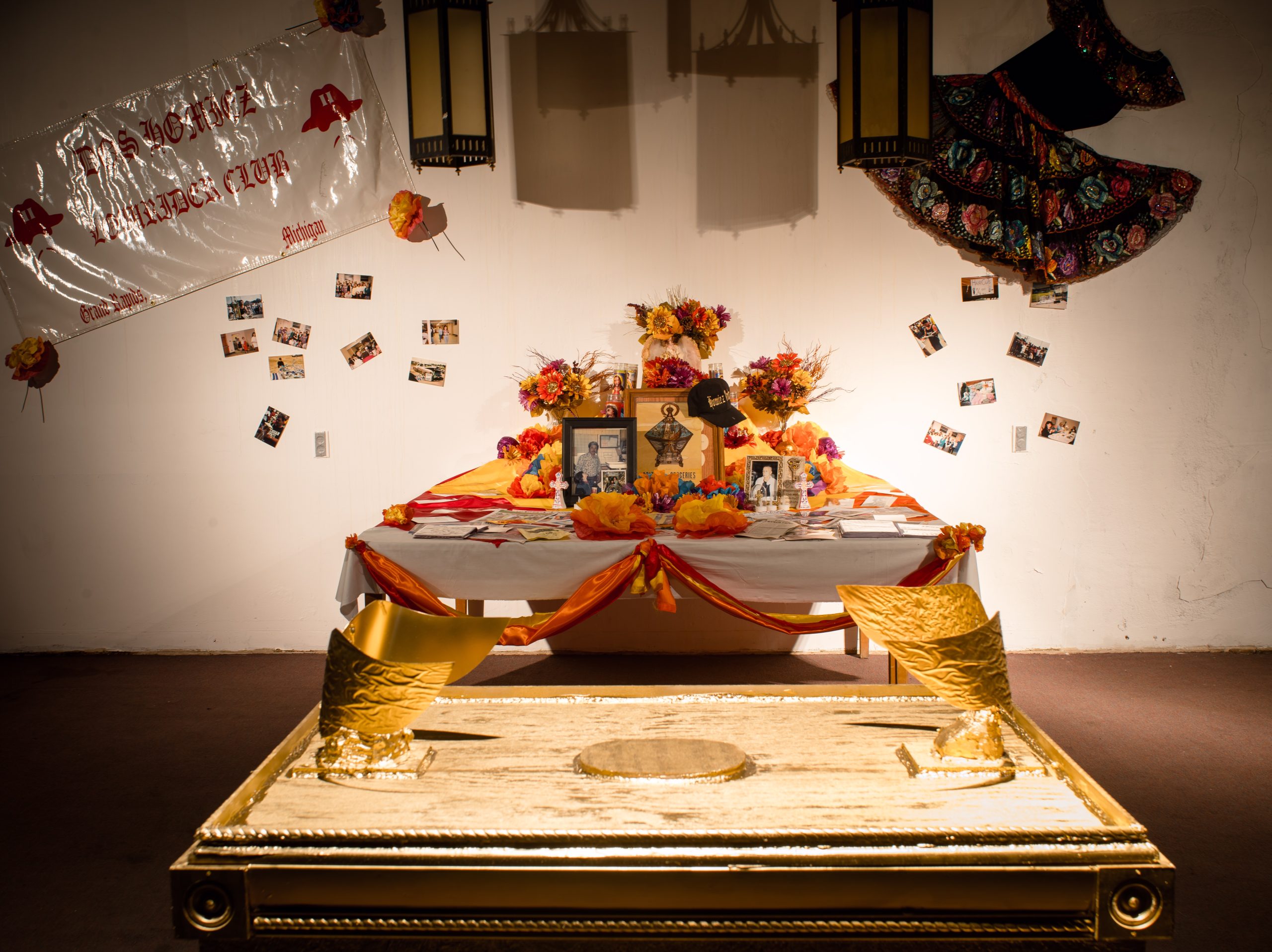 "Ofrenda" dentro de la iglesia, mostrando recuerdos y fotografías de eventos pasados ??de la comunidad, y "Golden Ark" de Willie Bolden, un homenaje a sus recuerdos del tiempo que pasó viviendo al otro lado de la calle en casas que ya no estan. Cortesía de Cultura Collective.
