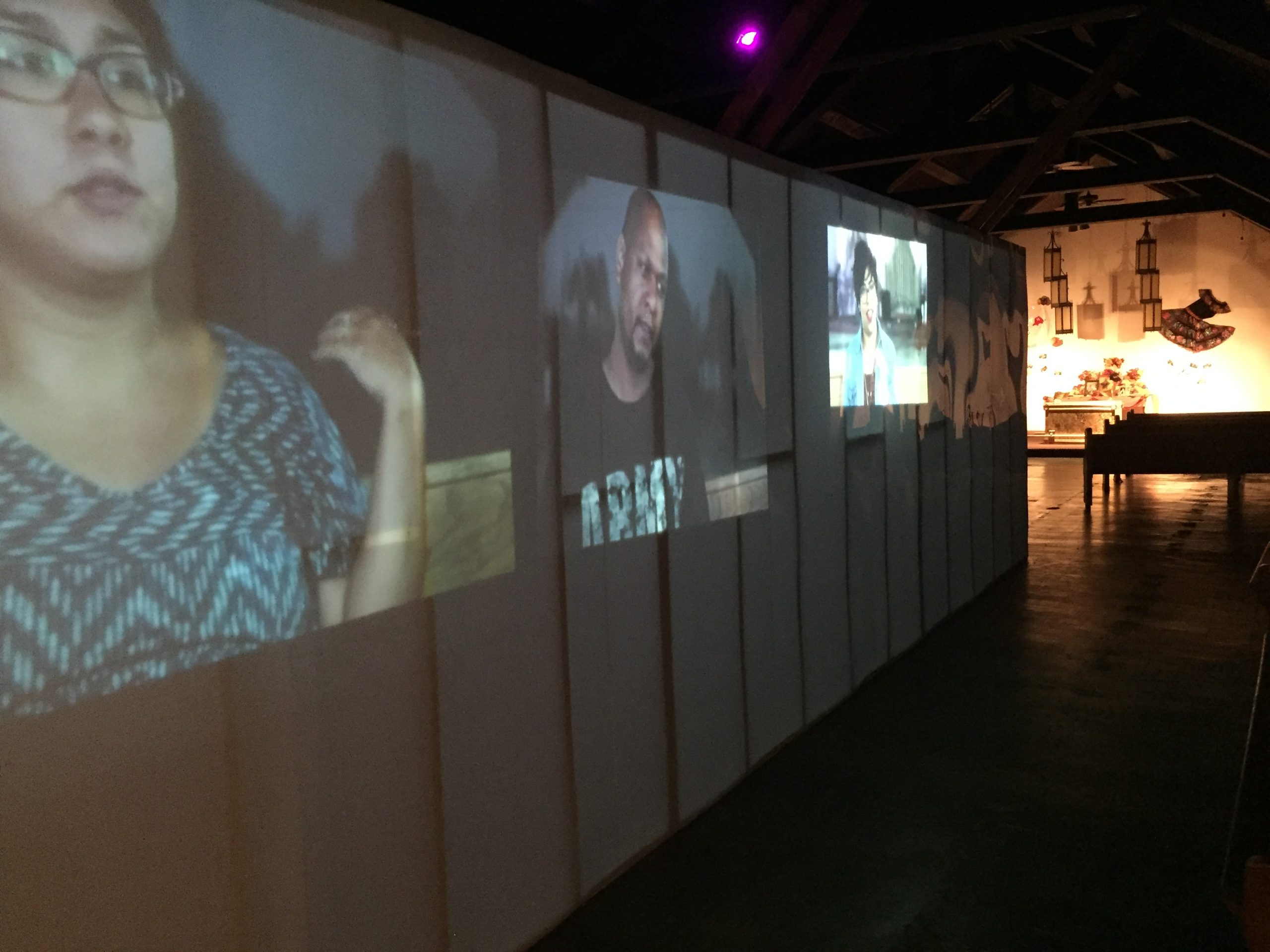 Instalación íntima de videos de miembros de la comunidad sobre los cambios que están presenciando a lo largo de avenida Grandville. Cortesía de Cultura Collective.