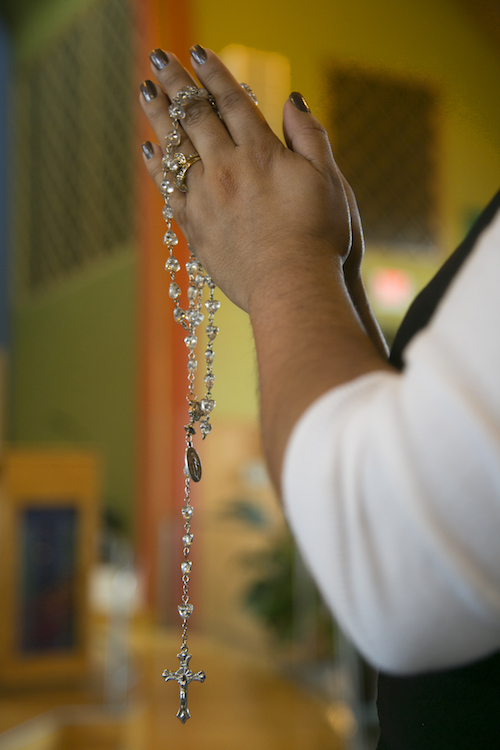 Quintino-Aranda ora el rosario en la Iglesia de San Jose Obrero.