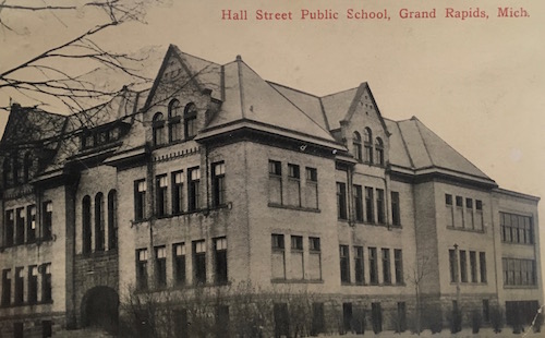 Escuela Pública de la Calle Hall, Grand Rapids, Michigan. (Cortesia de Grand Rapids History & Special Collections, Archives, Grand Rapids Public Library)