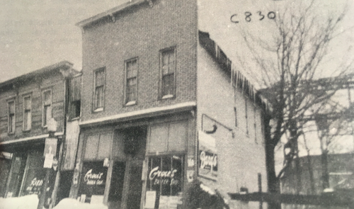 Groce's Barbershop ubicada en la 418 Grandville Ave SW. Cortesía de la Grand Rapids History & Special Collections, Archives, Grand Rapids Public Library
