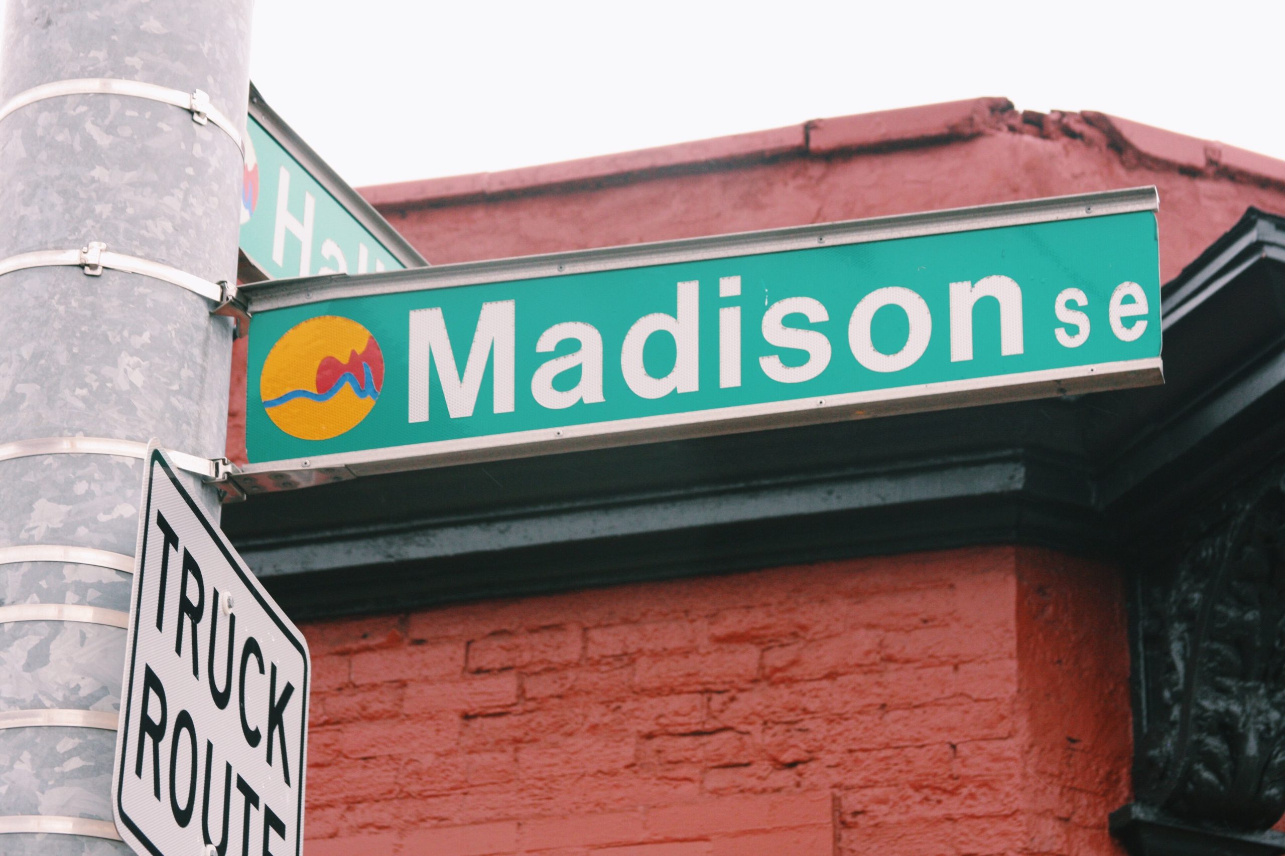 Linc Up Soul Food CafÃ© esta ubicado en la esquina de la avenida Madison y la Calle Hall