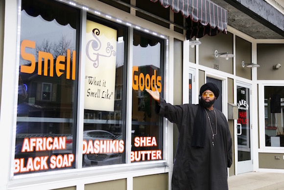 Nichols enfrente de su tienda, Smell Goods Cafe 