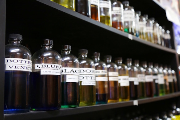 Los esencias en los estantes de la tienda de Nichols