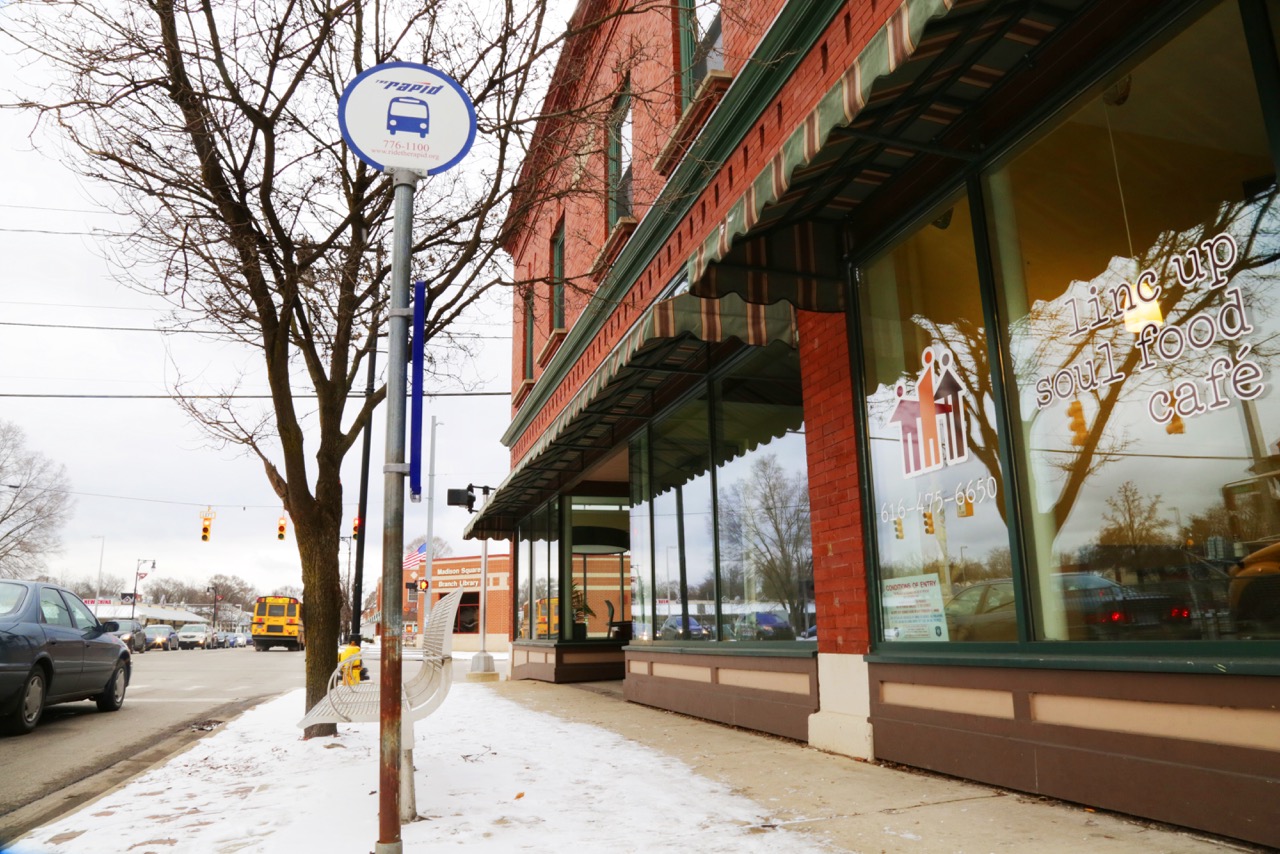 Esquina entre la avenida Madison y la calle Hall