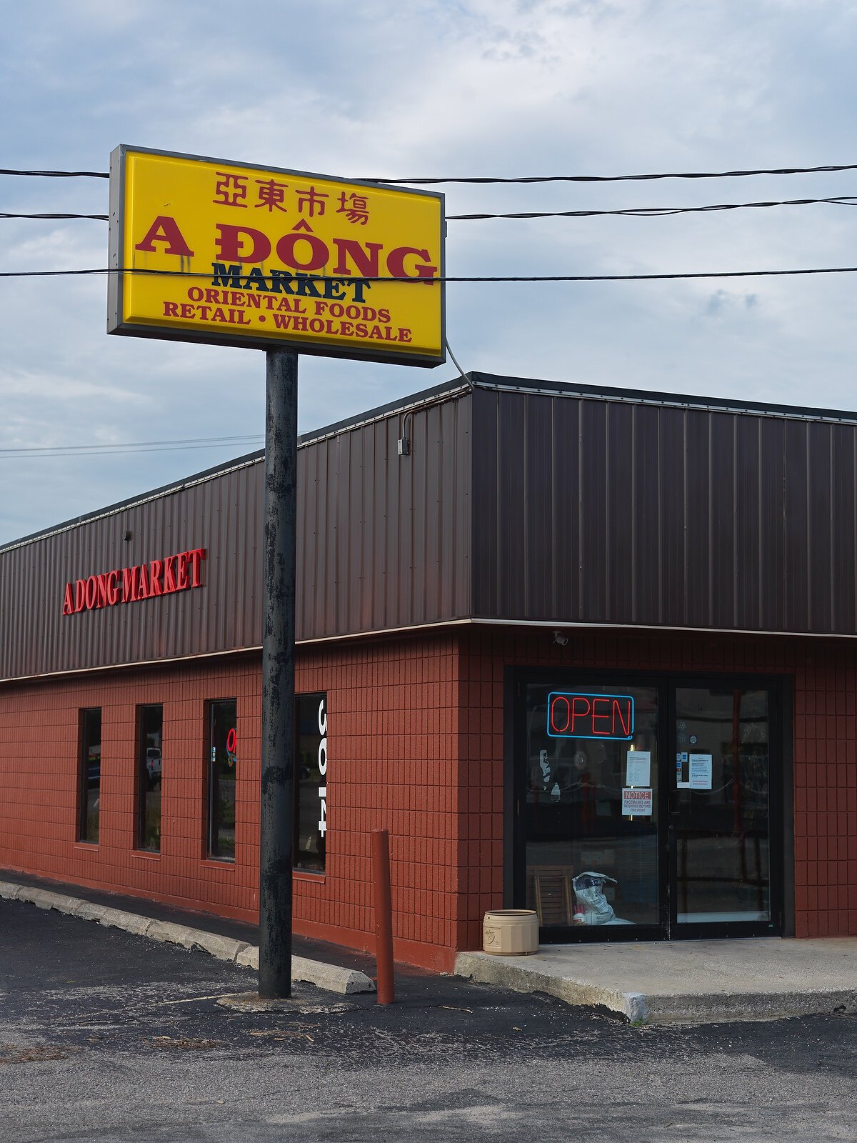 A Dong & Oriental Food Market a 3614 Division Ave S.