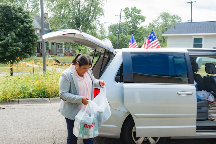 Berniz Constanza Terpstra delivers groceries to a client.