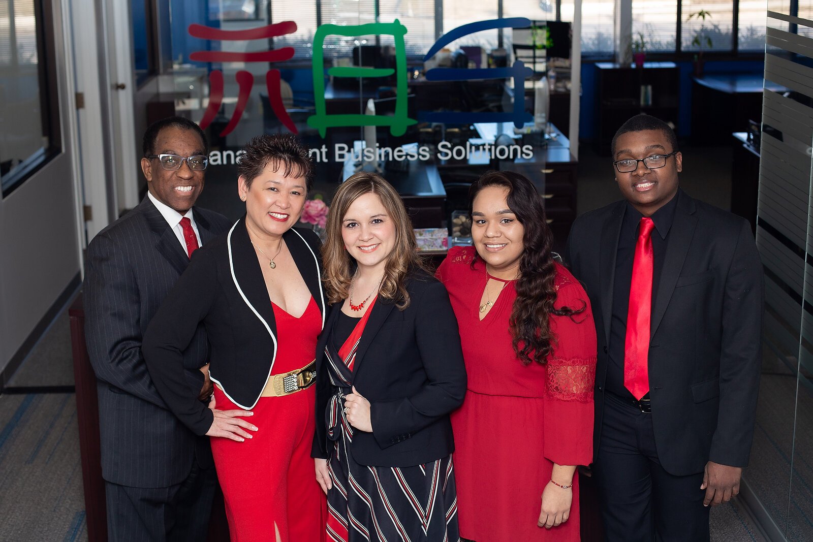Copropietarias de Management Business Solutions Floriza Genautis y Amy Marshall, con Milton Roye Carmela Vargas, y Michael Davis Arnold. Foto cortesÃ­a MBS.